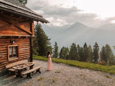 Bergchalets auf der Sonnenseite der Alpen
